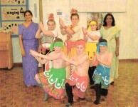 September 2004: Maheshi Perera and Nayomi Joseph training the children of Richard Taylor the art of Kandyan Dancing